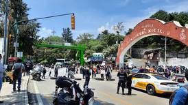 Vecinos de San Miguel Xicalco bloquean la México-Cuernavaca por instalación de gasolinera