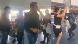 Esposa golpea a su marido al encontrarlo con la amante en un aeropuerto