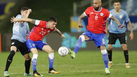 Uruguay rescata empate con Chile y suma su primer punto