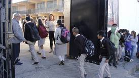Piden reforzar vigilancia en horas pico afuera de escuelas por asaltos a menores