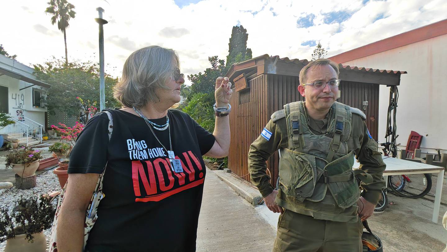 Roni Kaplán con una habitante de Kfar Aza, cuyo hijo se encuentra secuestrado por Hamás y que visitó por primera vez su casa después de 53 días