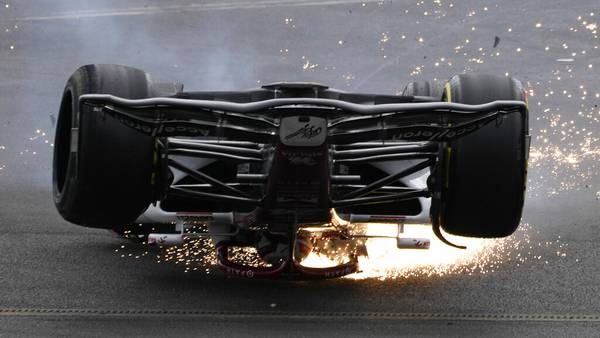 Terrible accidente en el inicio del Gran Premio de Gran Bretaña; auto de Guanyu Zhou queda de cabeza