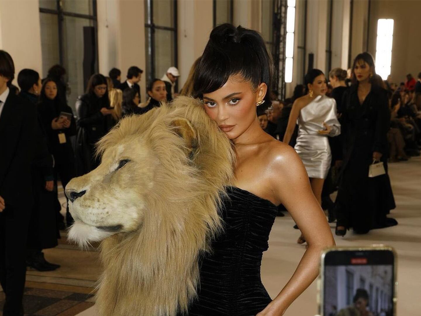 fotos Kylie Jenner luce vestido con cabeza de leon es video