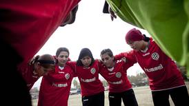 Jugadoras de futbol logran salir de Afganistán en vuelo de evacuación