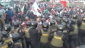 Enfrentamientos entre manifestantes y policías aplazan votaciones para investir la nuevo gabinete de Gobierno en Perú