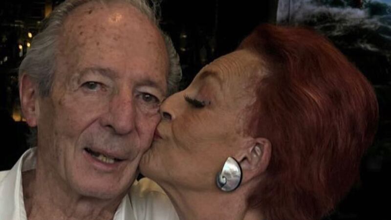 Ella de 77 años y el de 80 años llevan un año de noviazgo. Se comprometieron.