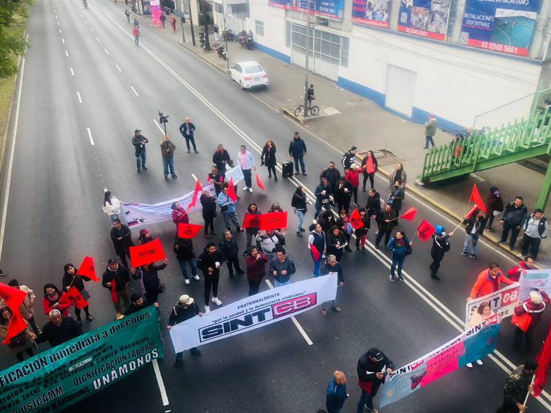 Miembros del Sindicato del Colegio de Bachilleres protestan en varios puntos de la CDMX.