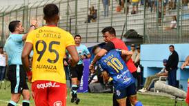 César Farías es sancionado dos años por agredir a jugadores durante un partido