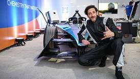 Adrien Brody se pone al volante de un auto de carreras