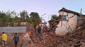 Aumentan a 143 los muertos por un terremoto de magnitud 6.4 en Nepal