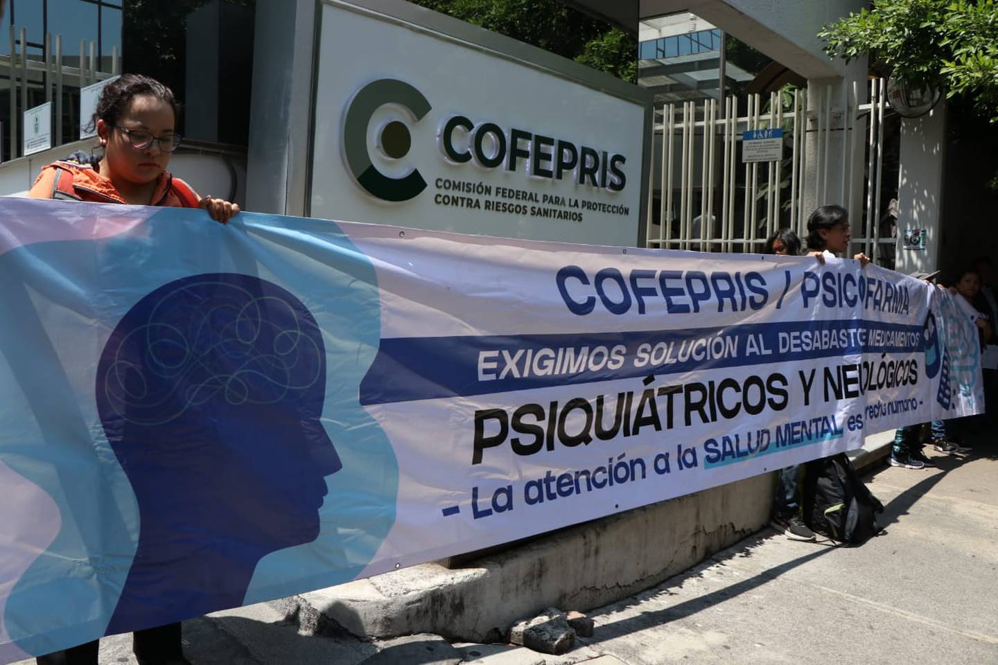 Manifestación por desabasto psiquiátrico en COFEPRIS.