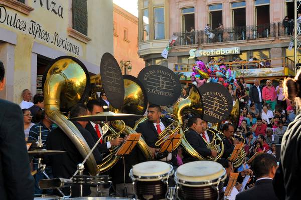Prohíben llevar a “la banda” a playas de Mazatlán por ser incómodo para turistas