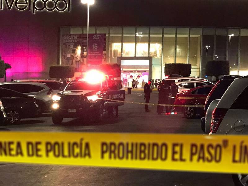 Las personas que se encontraban al interior del centro comercial se resguardaron en los negocios tras escuchar los disparos.