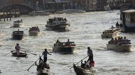 Venecia reduce el número de turistas permitidos y prohíbe el uso de altavoces 