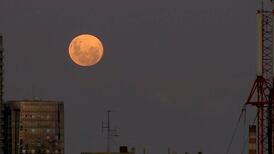 La primera superluna rosa del año luce sobre Buenos Aires más grande y luminosa