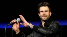 Cantante de Maroon 5 anuncia colaboración con Maluma publicando una foto juntos