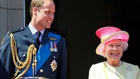 Madrina del príncipe William es forzada a dejar su cargo tras emitir comentarios racistas