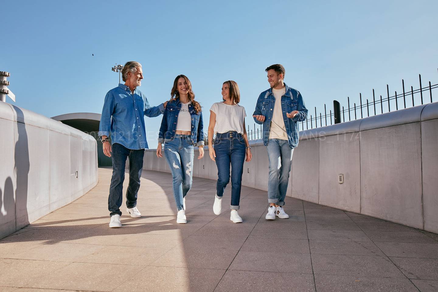 Los jeans son la prenda más popular en el mundo y actualmente hay una gran variedad de estilos con los cuales puedes crear distintos outfits que se adapten a tu estilo de vida.