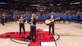 Mariachis tocan el Himno de Estados Unidos previo a juego de la NBA