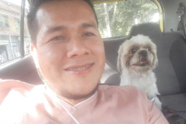 Taxista adopta perrito que pasajeros abandonaron dentro del auto