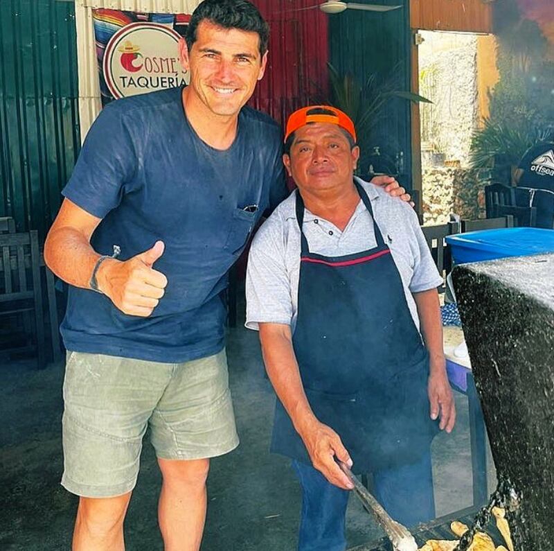 Iker Casillas se luce con empleados de taquería mexicana