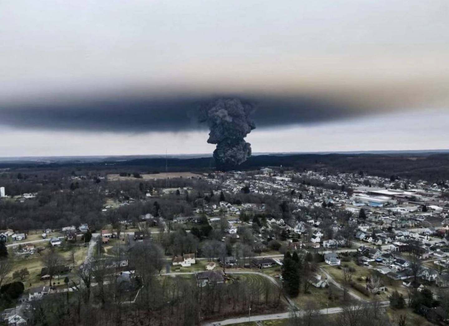 Especialistas estiman una catástrofe ambiental por el descarrilamiento de tren químico en Ohio.