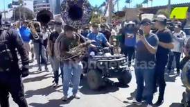 Protesta contra prohibición de bandas en Mazatlán termina en enfrentamiento con policías