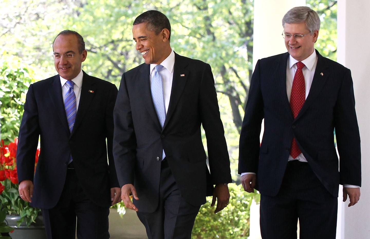 WASHINGTON, DC - 02 DE ABRIL: El presidente de Estados Unidos, Barack Obama (C), el primer ministro de Canadá, Stephen Harper (D), y el presidente de México, Felipe Calderón (I), salen del Despacho Oval para dar una conferencia de prensa conjunta en el Jardín de las Rosas de la Casa Blanca el 2 de abril de 2012 en Washington, DC. Obama recibió a sus homólogos de Canadá y México para la Cumbre de Líderes de América del Norte (NALS, por sus siglas en inglés) con conversaciones sobre la cooperación entre los tres países, el papel de América del Norte en las Américas, así como otros asuntos económicos, políticos y de seguridad globales, según un comunicado de prensa de la Casa Blanca.  (Foto de Alex Wong/Getty Images)