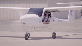Piloto bate récord mundial de vuelo más largo con la ayuda de la energía solar