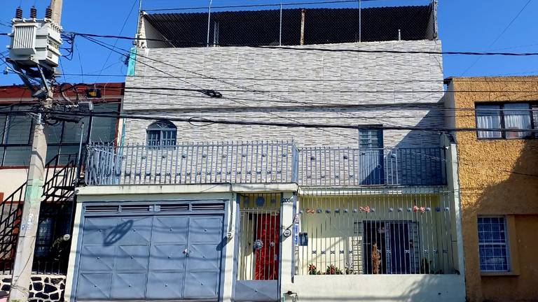 Casa donde se encuentra el albergue que alojaba a las cuatro menores de edad; la evasión es investigada por la Fiscalía de Jalisco.