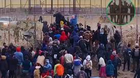 Migrantes enfrentan a GN en la frontera; intentan derrumbar valla para entrar a EE.UU.