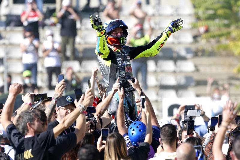 El piloto italiano, Valentino Rossi, corrió por última vez en la MotoGP y se despidió con un décimo lugar en España, la última carrera de la temporada