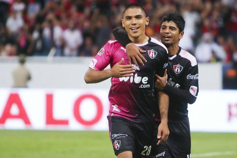 Martín Barragán festeja un gol en el Estadio Jalisco