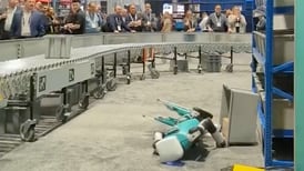 Robot “humanoide” trabajó unas horas y cayó rendido, lo tumban en redes sociales