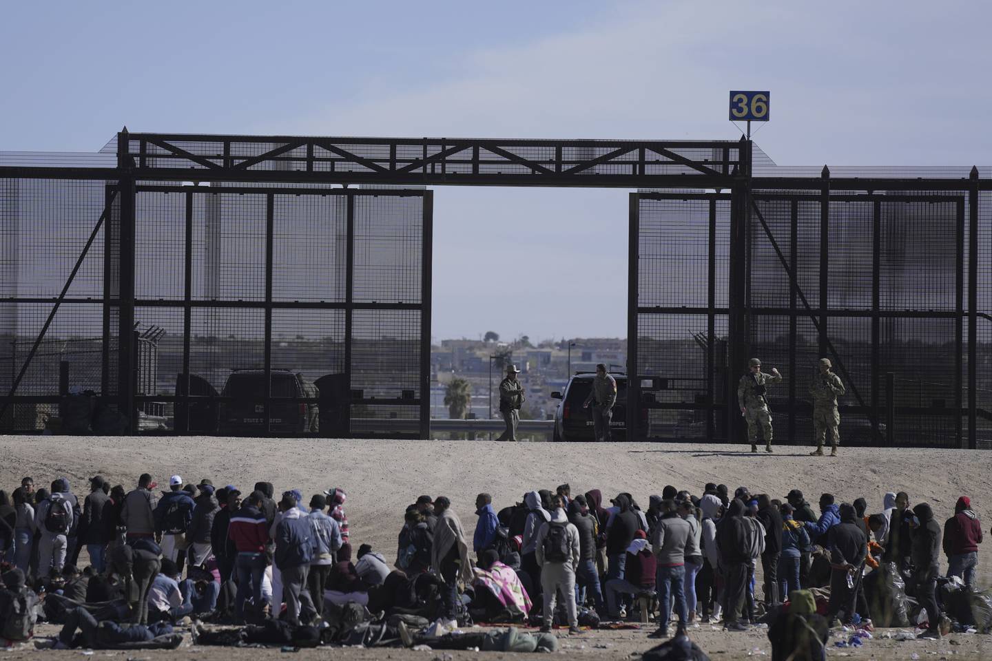 Migrantes-quieren-cruzar-frontera-desde-México-hacia-EU