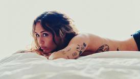 Las sorpresivas confesiones de Miley Cyrus en su nueva canción, Used to Be Young