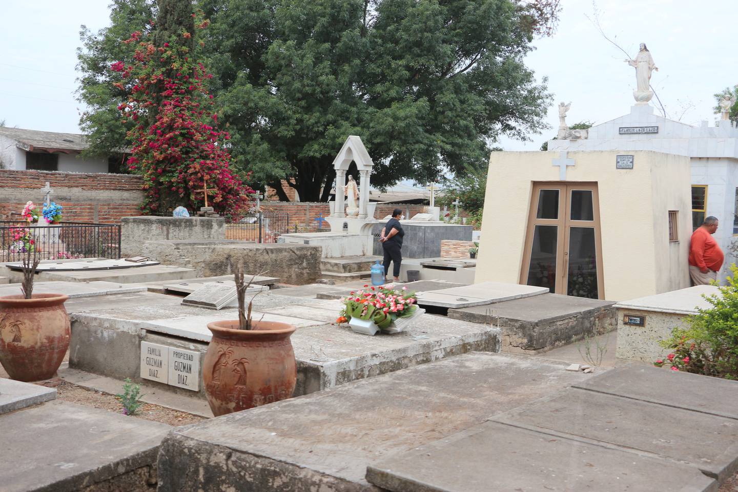 Autoridades delimitaron las tumbas que pudieran implicar un riesgo para los visitantes.