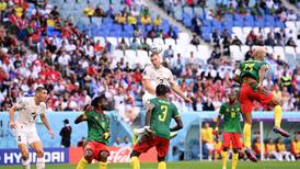 Serbia y Camerún regalan empate lleno de golazos y volteretas