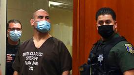 Caín Velásquez es acusado formalmente de intento de asesinato premeditado