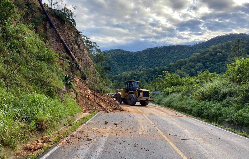 Autoridades apoyan a contratistas para agilizar la apertura de las carreteras que han sufrido derrumbes a causa de las lluvias.
