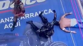 VIDEO: Blue Panther sale en camilla durante función en la Arena México