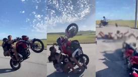 Jóvenes sufren accidente al intentar realizar caballito en moto