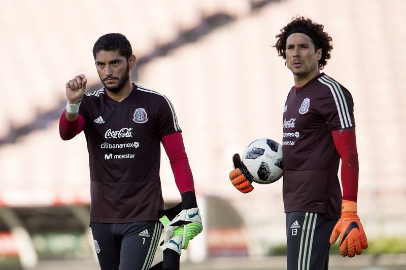 Jesús Corona y Guillermo Ochoa compitieron por la titularidad en Selección mexicana durante cuatro procesos mundialistas.