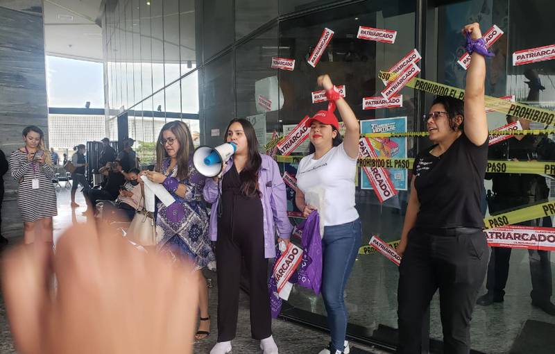 Las feministas acudieron a la CEDHJ, el ayuntamiento de Zapopan y el Palacio de Gobierno en Guadalajara para reclamar la actuación de los funcionarios.
