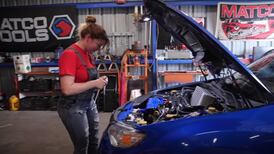 ¿Los clientes le confiarían su auto a una mujer mecánico?