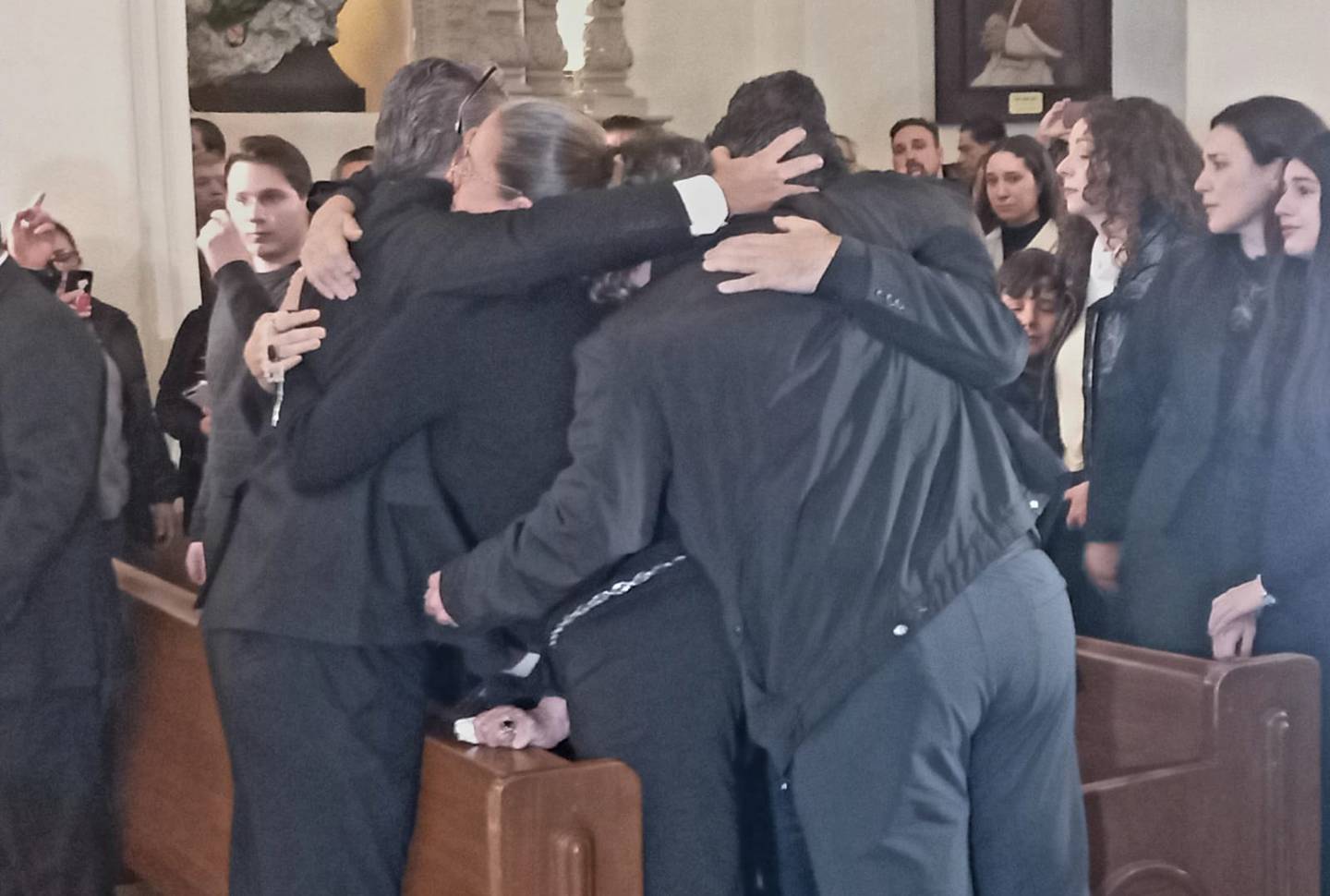 Los hermanos Benavides se unieron en un fuerte abrazo durante la misa.