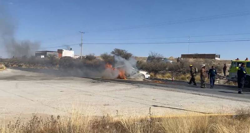 Quemaron vehículos y bloquearon caminos esta tarde en Zacatecas. (Especial)