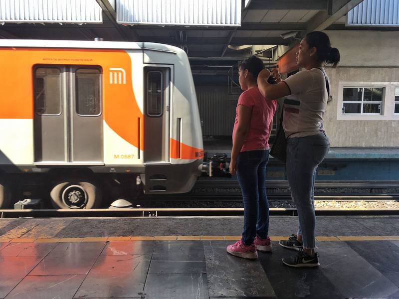 Madre peina a su hija mientras esperan el metro. Según las cifras del Instituto Nacional de Estadísticas y Geografía (INEGI), 33 de cada 100 mujeres entre 15 y 54 años con al menos un hijo son solteras.