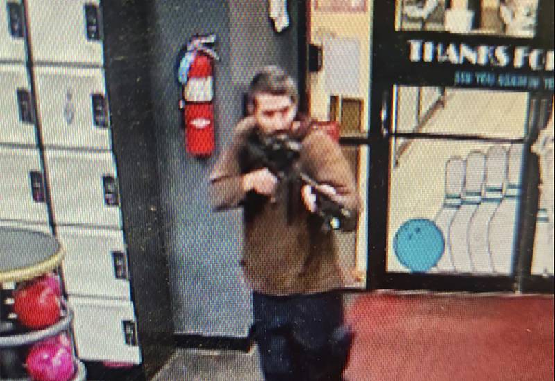 En esta imagen difundida por el Departamento de Policía del condado Androscoggin se ve a un hombre armado no identificado que apunta su fusil