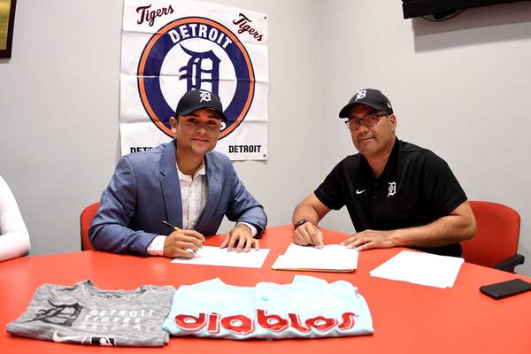 Mexicano Édgar Lugo firma con los Tigres de Detroit de la MLB